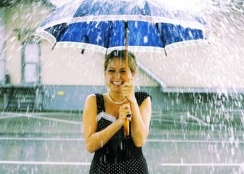 बारिश में कैसा हो पहनावा, पढ़ें 6 टिप्स