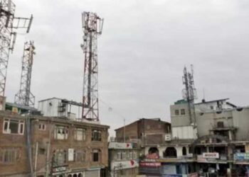 पड़ोसी की छत पर लगा मोबाइल टावर कर रहा नुकसान? ऐसे करें शिकायत