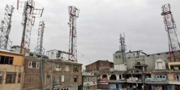 पड़ोसी की छत पर लगा मोबाइल टावर कर रहा नुकसान? ऐसे करें शिकायत