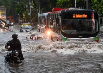 मुंबई बारिश: सबवे और सड़कें जलमग्न, ट्रेनें और फ्लाइट्स प्रभावित