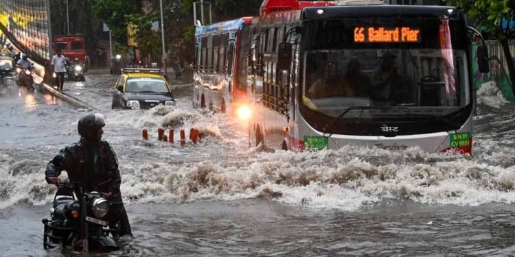 मुंबई बारिश: सबवे और सड़कें जलमग्न, ट्रेनें और फ्लाइट्स प्रभावित
