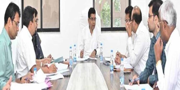 रायपुर : राजस्व कार्य होंगे और अधिक पारदर्शी व समयबद्ध: मंत्री टंक राम वर्मा