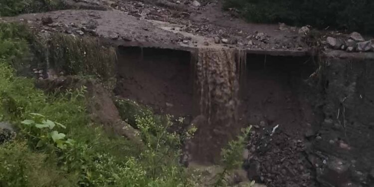 चमोली में आधी रात बादल फटा, थराली कस्बे में भारी तबाही, कई घर मलबे में दबे