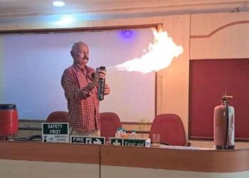 किचन सेफ्टी अलर्ट: कीटनाशक स्प्रे से भी भड़क सकती है आग, LPG सिलेंडर पर न डालें पानी