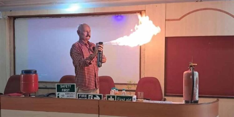 किचन सेफ्टी अलर्ट: कीटनाशक स्प्रे से भी भड़क सकती है आग, LPG सिलेंडर पर न डालें पानी