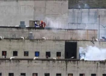 इक्वाडोर की जेल में भीषण दंगा: गोलीबारी और धमाकों में 14 की मौत