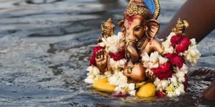 गणपति विसर्जन पर करें ये खास दान, दूर होंगी सभी बाधाएं, आएगी समृद्धि
