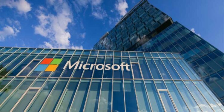 Microsoft का बड़ा कदम: क्लाउड और AI सेवाएं तुरंत हुईं बंद