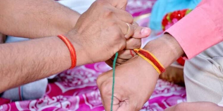 कलावा कब उतारना चाहिए? सही समय और विधि जानें