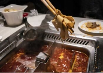 नशे में सूप में पेशाब की हरकत पड़ी भारी, माता-पिता पर लगा 2.71 करोड़ का जुर्माना