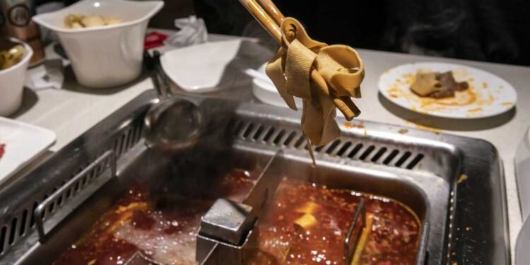 नशे में सूप में पेशाब की हरकत पड़ी भारी, माता-पिता पर लगा 2.71 करोड़ का जुर्माना