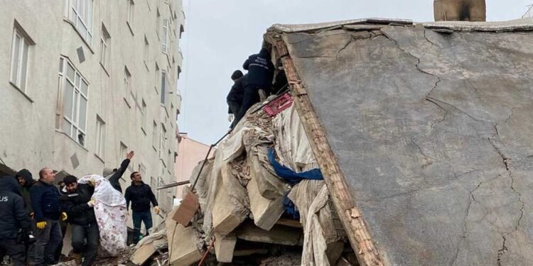 रूस में फिर कांपी धरती: 7.8 तीव्रता का भूकंप, लोगों में दहशत का माहौल