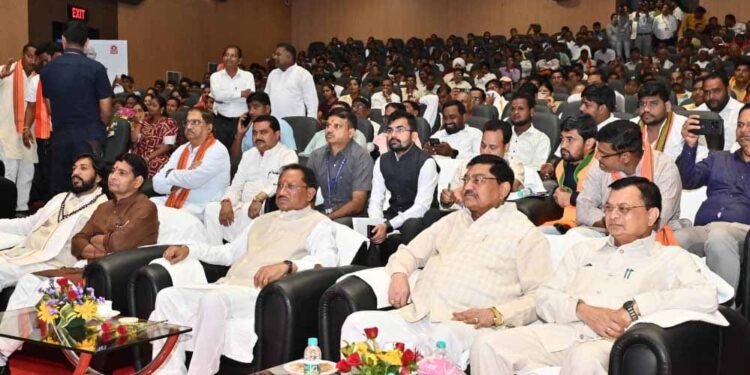 रायपुर : ‘मन की बात’ की 125वीं कड़ी का मुख्यमंत्री विष्णु देव साय सहित मंत्रियों और नागरिकों ने किया श्रवण