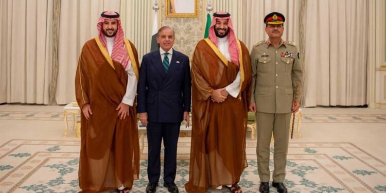 सऊदी के बाद UAE और कतर भी पाक से रक्षा समझौते पर विचार, भारत ने दिया सख्त संदेश