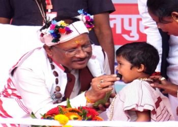 मुख्यमंत्री  विष्णुदेव साय का आत्मीय और वात्सल्यपूर्ण व्यवहार : नन्ही बच्ची भूमिका बघेल को दुलारते हुए खिलाया महुआ लड्डू