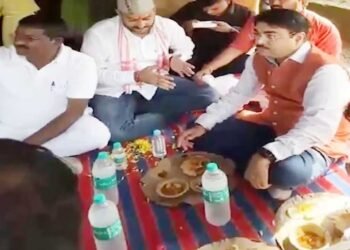 दलितों के बहिष्कार की खबर मिलते ही मंत्री नरेंद्र पटेल पहुंचे उनके घर, साथ बैठकर किया भोजन