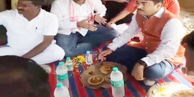 दलितों के बहिष्कार की खबर मिलते ही मंत्री नरेंद्र पटेल पहुंचे उनके घर, साथ बैठकर किया भोजन