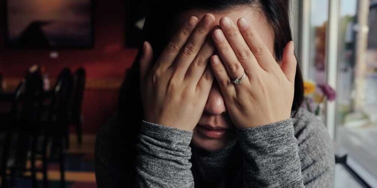 संबंध बनाने से इंकार, पत्नी ने पति को बताया नपुंसक और मांगे 2 करोड़ रुपये