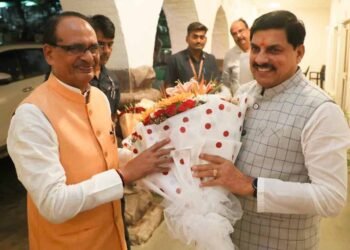 भोपाल: सीएम शिवराज सिंह यादव डॉ. मोहन यादव ने पुष्पगुच्छ से किया स्वागत