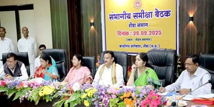 संभागीय बैठक से बड़ी परियोजनाओं के क्रियान्वयन को गति मिलेगी : उप मुख्यमंत्री  शुक्ल