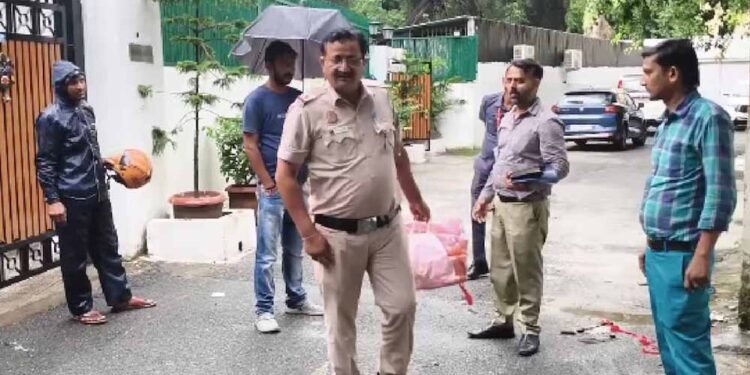 भोपाल के शारिक मछली का गुर्गा दिल्ली में NHRC मेंबर को मिठाई देकर मनाने पहुंचा