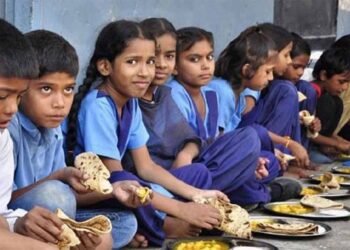 स्कूल की कैंटीन में कीड़े, बच्चों की सुरक्षा पर सवाल – प्रिंसिपल को मिला नोटिस