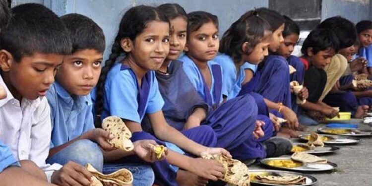 स्कूल की कैंटीन में कीड़े, बच्चों की सुरक्षा पर सवाल – प्रिंसिपल को मिला नोटिस