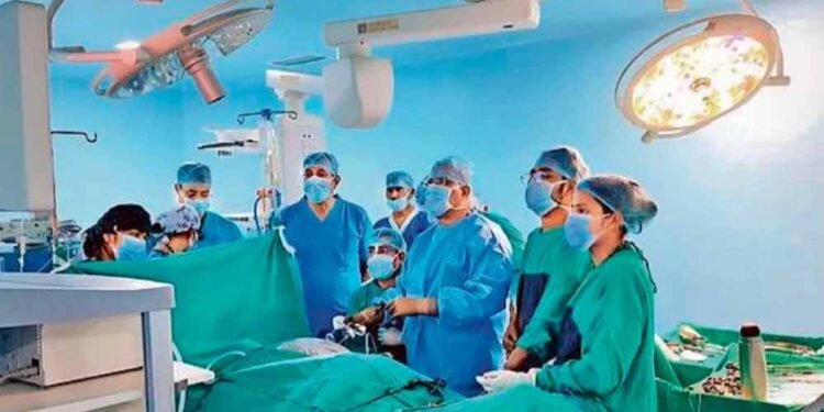 एम्स भोपाल की कमाल की सर्जरी: पैर की हड्डी से बनाया नया जबड़ा, युवती की लौटी मुस्कान