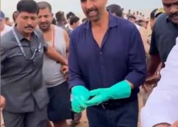 अक्षय कुमार का अनोखा अंदाज़: जुहू बीच पर खुद उठाया कचरा, बोले- सफाई सबकी ड्यूटी