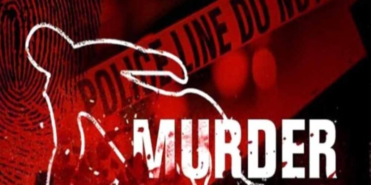 बस स्टैंड पर सनसनी: पति ने पत्नी को 12 बार चाकू से गोदा, बेटी बनी गवाह