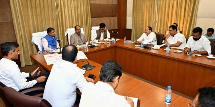 उप मुख्यमंत्री साव ने मंत्री केदार कश्यप और वित्त मंत्री ओ.पी. चौधरी के साथ राज्योत्सव व प्रधानमंत्री के नवा रायपुर प्रवास की तैयारियों की समीक्षा की