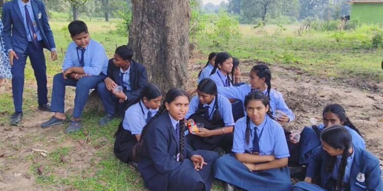 शिक्षिका के खिलाफ छात्रों का धरना : आरोप – तीन सालों से कर रही मानसिक प्रताड़ना, प्रभावशाली रिश्तों का डर दिखाती हैं