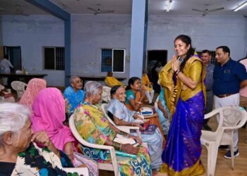 मंत्री लक्ष्मी राजवाड़े ने बुजुर्गों संग मनाई दीवाली