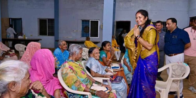 मंत्री लक्ष्मी राजवाड़े ने बुजुर्गों संग मनाई दीवाली