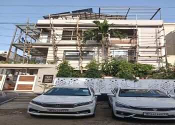 PWD इंजीनियर के ठिकानों पर छापा: ‘मिनी मालदीव’ बना रहा था, ₹3 करोड़ का सोना और 17 टन शहद बरामद