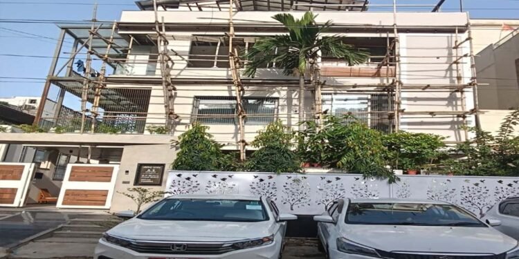 PWD इंजीनियर के ठिकानों पर छापा: ‘मिनी मालदीव’ बना रहा था, ₹3 करोड़ का सोना और 17 टन शहद बरामद