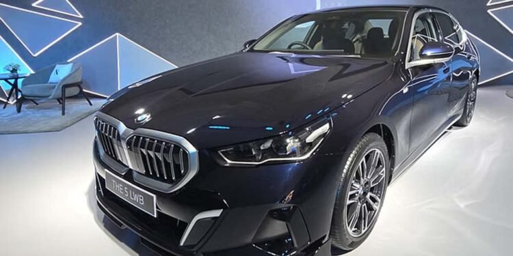 BMW की 2025 में तगड़ी शुरुआत, नौ महीने में बिकीं 11,978 कारें, 13% की ग्रोथ दर्ज
