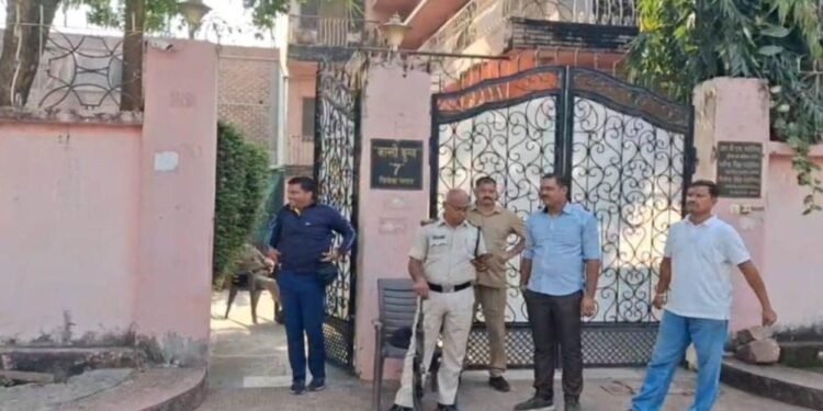 रिटायर्ड आबकारी अधिकारी धर्मेंद्र भदौरिया के 8 ठिकानों पर लोकायुक्त का छापा, 75 लाख कैश और डेढ़ किलो सोना बरामद