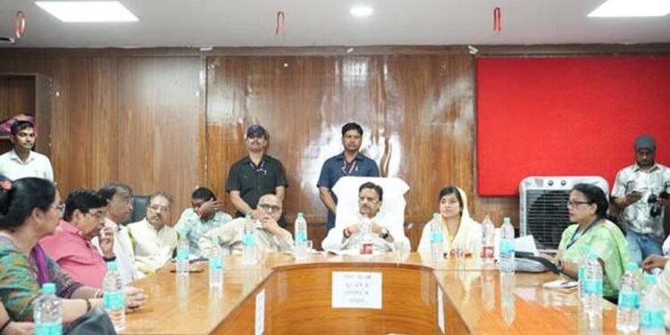 चिकित्सक समय का पालन और मरीजों से करें संवेदनशील व्यवहार : उप मुख्यमंत्री शुक्ल