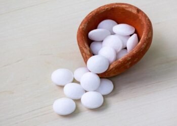 पूजा में इस्तेमाल होने वाला कपूर किस पौधे से बनता है? जानें आग पकड़ने का साइंटिफिक राज