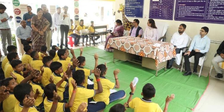 केन्द्र सरकार की अतिरिक्त सचिव पहुंची कांकेर : मावा मोदोल एवं श्रवण बाधितार्थ विद्यालय का किया निरीक्षण