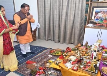 रायपुर : मुख्यमंत्री  विष्णु देव साय ने की गोवर्धन पूजा, प्रदेश की सुख-समृद्धि और खुशहाली की कामना की