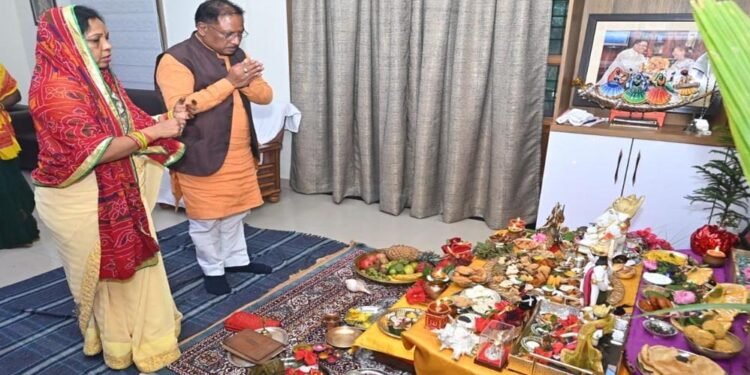 रायपुर : मुख्यमंत्री  विष्णु देव साय ने की गोवर्धन पूजा, प्रदेश की सुख-समृद्धि और खुशहाली की कामना की
