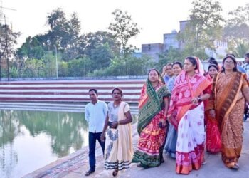 रायपुर : छठ पर्व की तैयारी का लिया जायजा – मंत्री श्रीमती लक्ष्मी राजवाड़े ने किया भटगांव छठ घाट का निरीक्षण