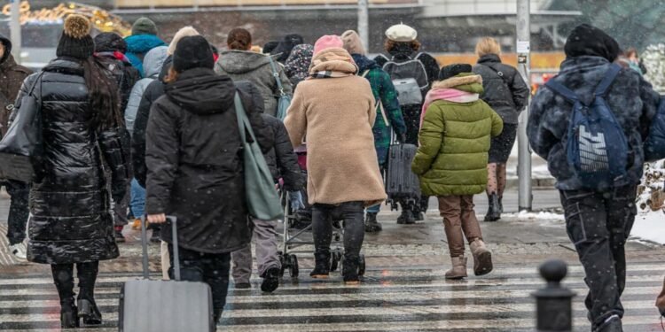 पोलैंड की आबादी में एक साल में 1,58,000 की गिरावट, देश में बड़े संकट के संकेत