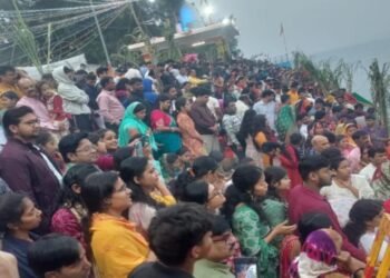 उगते सूर्य को अर्घ्य के साथ छठ पूजा संपन्न, देशभर के घाटों पर उमड़ा श्रद्धालुओं का सैलाब