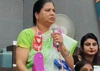 BJP महिला पार्षद ने चप्पल की माला पहन निगम कार्यालय पहुंचकर लगाए गंभीर आरोप