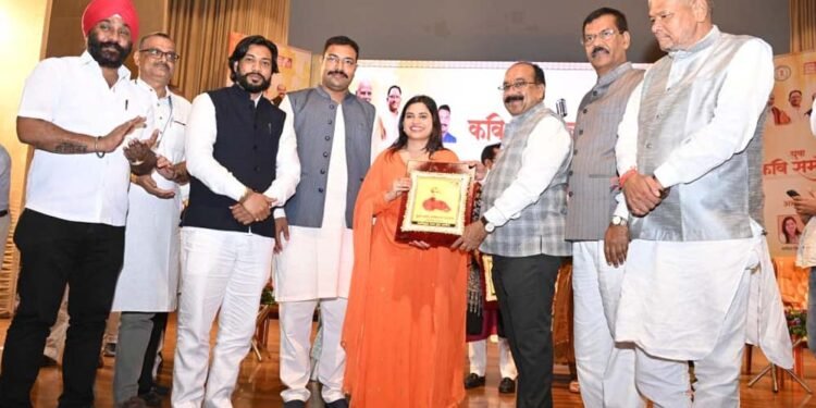 छत्तीसगढ़ राज्य युवा आयोग द्वारा पंडित दीनदयाल उपाध्याय ऑडिटोरियम, रायपुर में आयोजित हुआ युवा कवि सम्मेलन