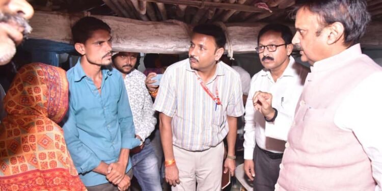 उप मुख्यमंत्री शुक्ल ने आमला में पीड़ित परिवारों से मुलाकात कर दी सांत्वना