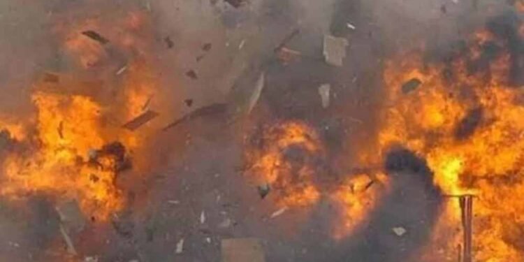 भोपाल के पास ट्रैजेडी: तेल टैंकर पलटा, ग्रामीण जमा हुए और फिर हुआ भयंकर विस्फोट – 42 की मौत